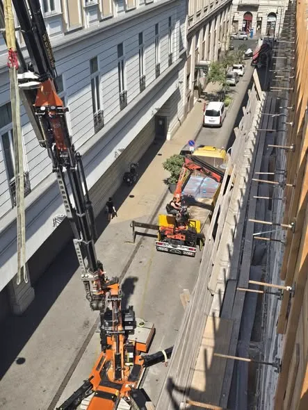 Toronydaru dolgozik egy szűk budapesti belvárosi utcában, a szomszédos bérházak között